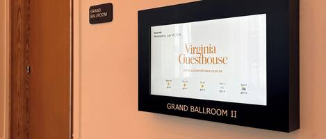 Mostrador digital em corredor divulgando o Virginia Guthrie Hotel & Conference Center, Salão de Festas II.