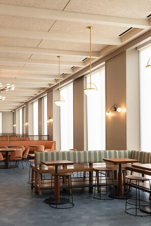 ฝ่ายต้อนรับ