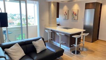 Deluxe Apartment, 1 Queen Bed, Kitchenette, Beach View | Living area