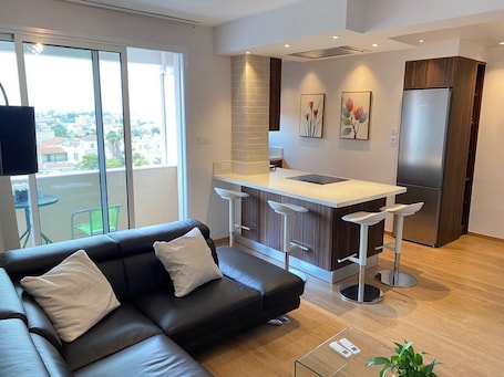 Apartamento Deluxe, 1 cama de matrimonio, cocina básica, vistas a la playa | Zona de estar. Limassol Marina Penthouse Suite