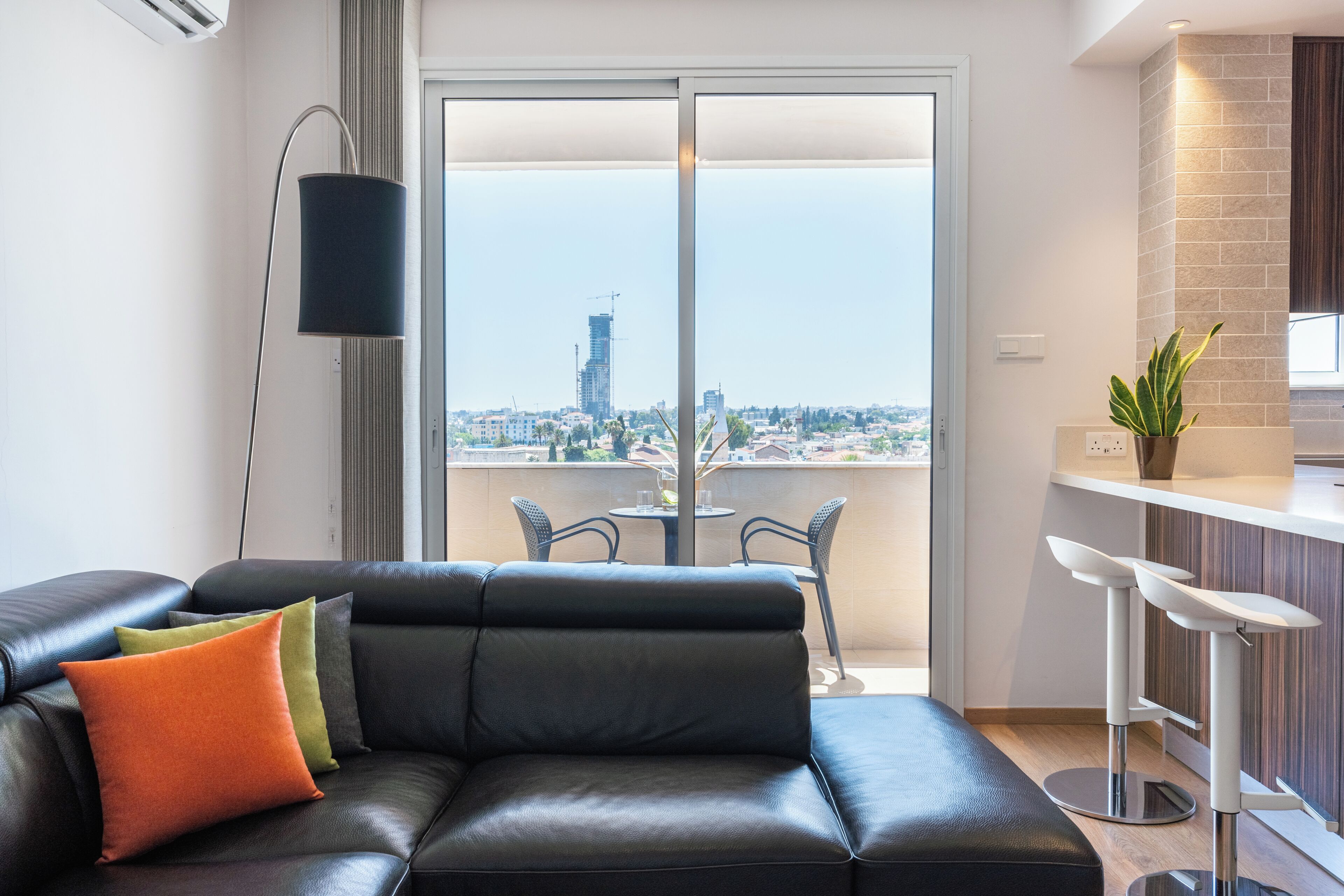 En moderne stue med sofa, spisebord og et køkkenområde.