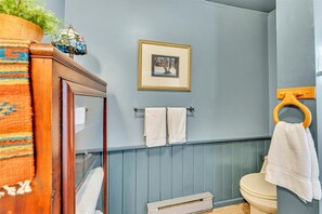 Douche, sèche-cheveux, serviettes fournies