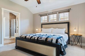 3 bedrooms, desk, iron/ironing board, travel crib - Spacious Stylish Home • Private Patio Pergola (Austin)