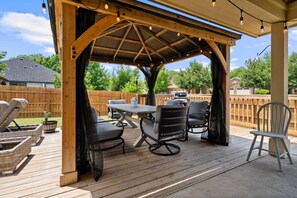 Outdoor dining - Spacious Stylish Home • Private Patio Pergola (Austin)