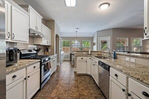 Fridge, microwave, oven, stovetop - Spacious Stylish Home • Private Patio Pergola (Austin)