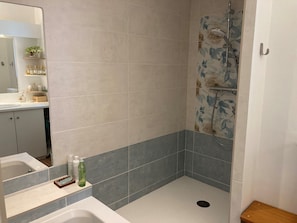 Dusche, Haartrockner, HandtĂŒcher, Toilettenpapier