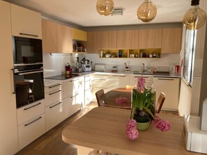 Micro-ondes, four, plaque de cuisson, lave-vaisselle