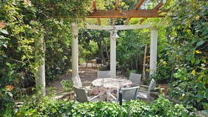 Outdoor dining - Cosy house in Provence - secure swimming pool - 4 air-conditioned bedrooms (Aix-en-Provence)