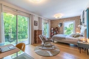 5 bedrooms, iron/ironing board, free WiFi, bed sheets