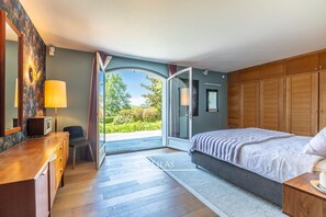 8 bedrooms, iron/ironing board, free WiFi, bed sheets