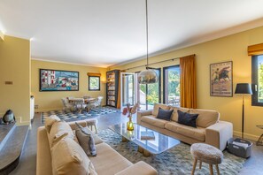 Televisión y chimenea 