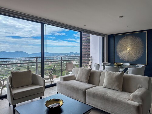 Spacious 3-bedroom apartment with WiFi, AC in amazing San Salvador