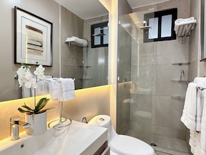 Douche, sĂšche-cheveux, serviettes fournies, savon