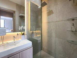 Dusche, Haartrockner, Handtücher, Seife