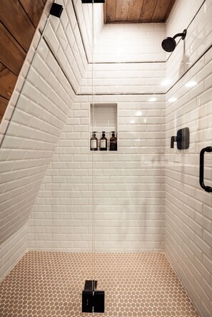 تجهيزات دش، مجففات شعر، مناشف، صابون