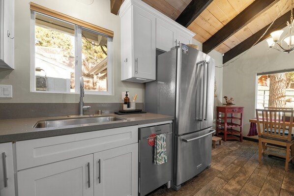 Electric kettle, toaster - Alpine Retreat (Big Bear City)