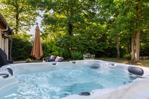 Outdoor spa tub - La Salamandre - maison avec jacuzzi (Selles-sur-Cher)