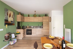 Fridge, oven, dishwasher, coffee/tea maker