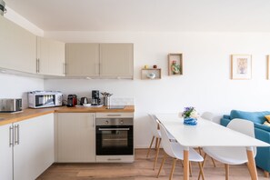 Fridge, microwave, oven, coffee/tea maker