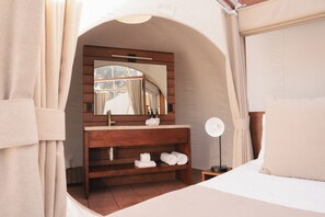 Combined shower/bathtub, towels, soap, shampoo