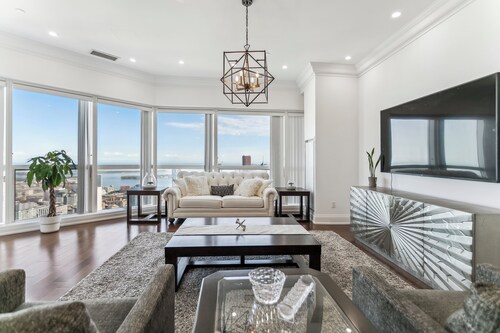 Luxurious 3bed 3bath Penthouse in Heart of Downtown Toronto  | Parking & Gym