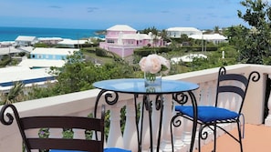 Outdoor dining - Manders Estate Ocean View Bed & Breakfast - Wake Up to Paradise (Hamilton)