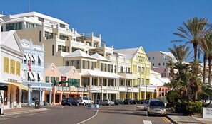 Exterior - Manders Estate Ocean View Bed & Breakfast - Wake Up to Paradise (Hamilton)