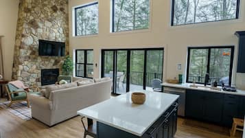 Smart TV, chimenea y libros