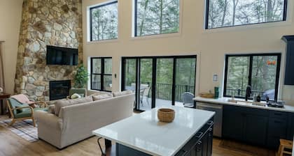 Peaceful Riverside Cabin with Hot Tub. Near WVU & Cheat Lake. Sleeps 10