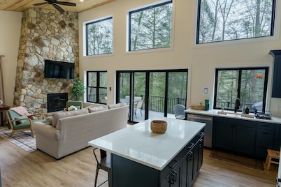 Peaceful Riverside Cabin with Hot Tub. Near WVU & Cheat Lake. Sleeps 10