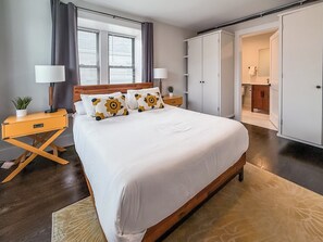 5 slaapkamers, een bureau, een strijkplank/strijkijzer, reisbedje