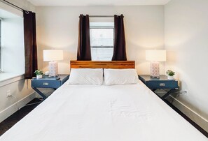 5 makuuhuonetta, työpöytä, silitysrauta/-lauta, vauvan matkasänky