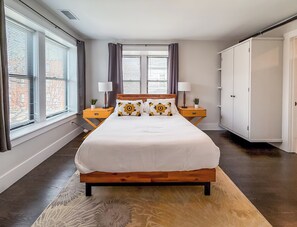 6 bedrooms, desk, iron/ironing board, travel crib