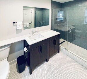 Suihku, hiustenkuivaaja, pyyhkeet, vessapaperi