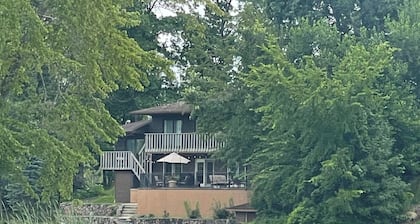 Tippecanoe Lakefront 4-bedroom cabin in wonderful Leesburg with WiFi, AC
