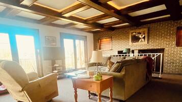 Una Smart TV, una chimenea, libros