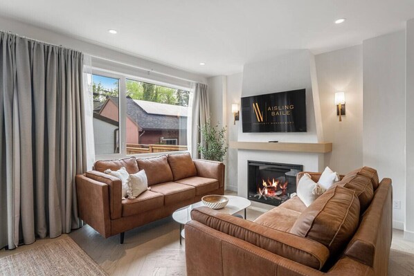 Smart TV, chimenea y oficina