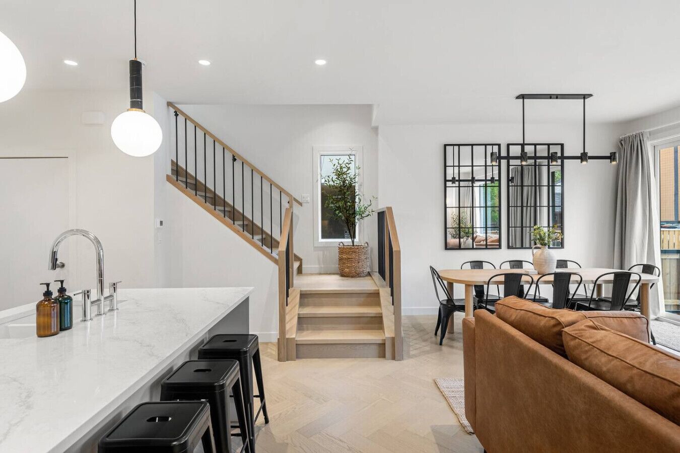 La Maison | Pvt Hot Tub | Kensington | 2500 Sqft - Calgary