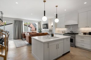 Réfrigérateur, four à micro-ondes, un four, surface de cuisson