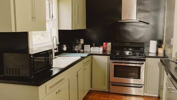 Microondas, horno y placa de cocina