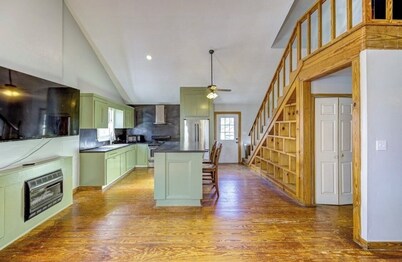 Sleeps 6 - Private Pool - Lake Views - End of the Road Lakehouse