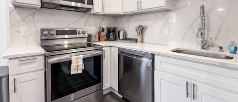 Refrigerador, microondas, horno, placa de cocina