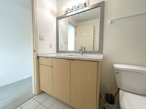 Haartrockner, Handtücher, Seife, Toilettenpapier