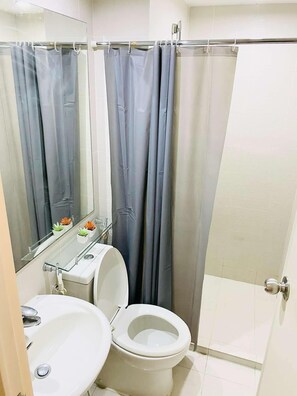 Een douche, handdoeken