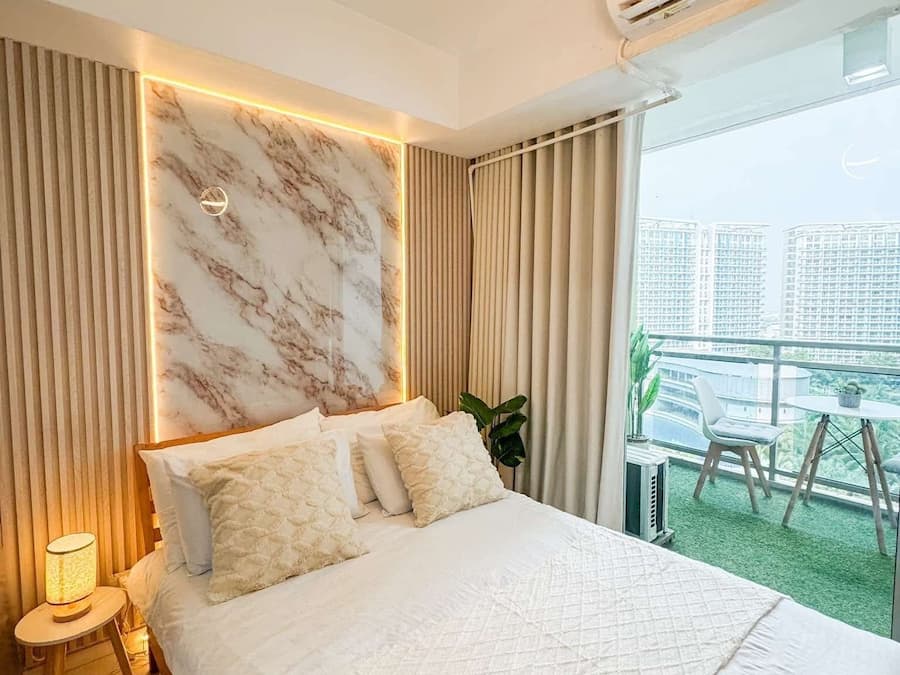 Desk, laptop workspace, free WiFi