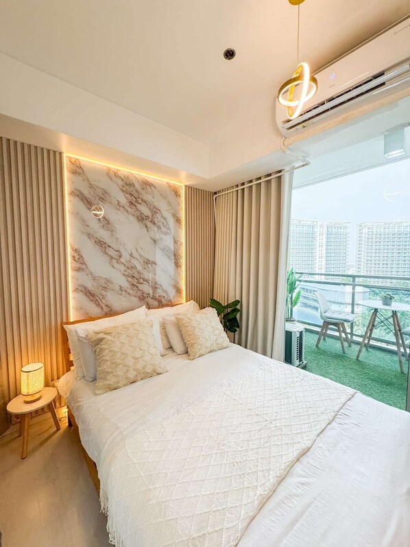 Een bureau, een laptopwerkplek, gratis wifi