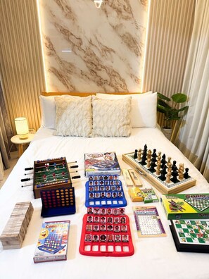 Een bureau, een laptopwerkplek, gratis wifi