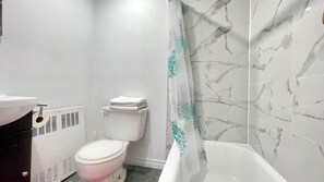 Serviettes fournies, papier toilette