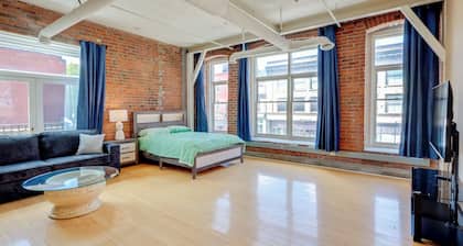Prime Old Market Location: Walkable Omaha Condo!