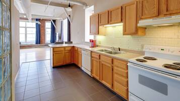 Coffee/tea maker, fridge, microwave, oven